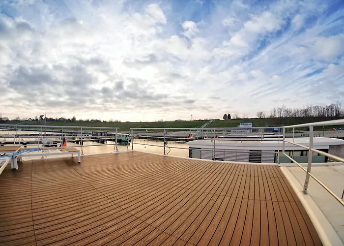 Floatinghouse Bacchus *